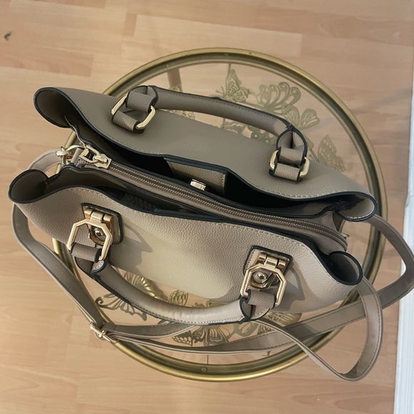 Tan and gold medium handbag - Picture 3 of 5